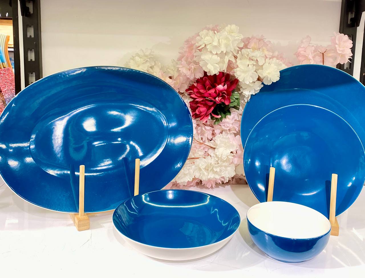 This comprehensive 25-piece dinnerware set