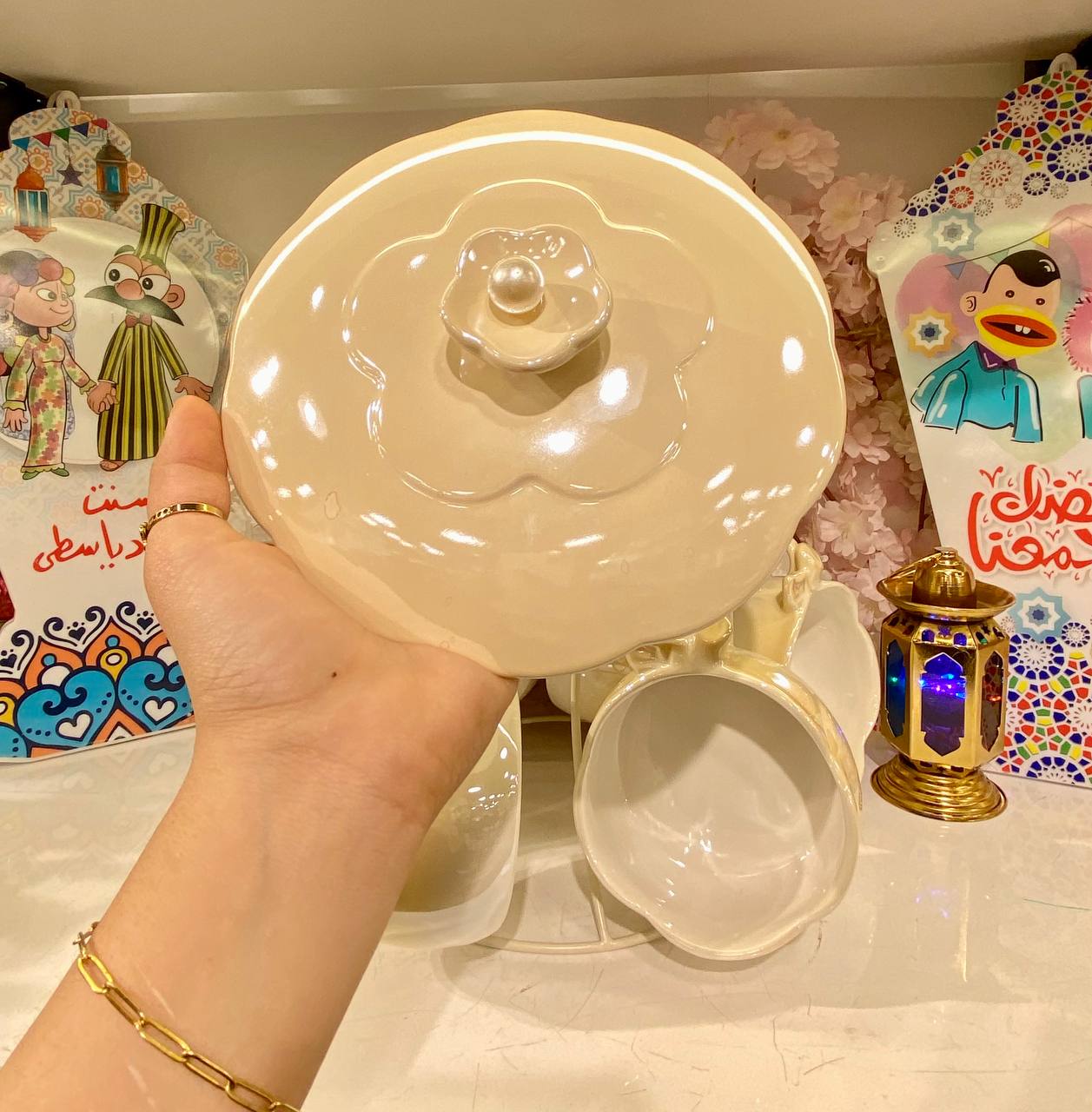 Rose-shaped soup set with a pearl