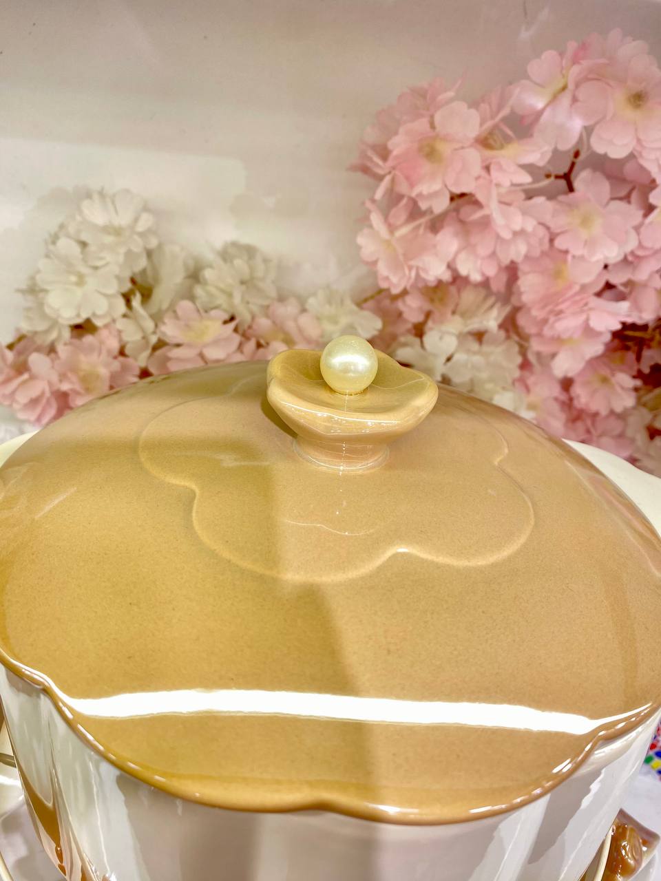 Rose-shaped soup set with a pearl