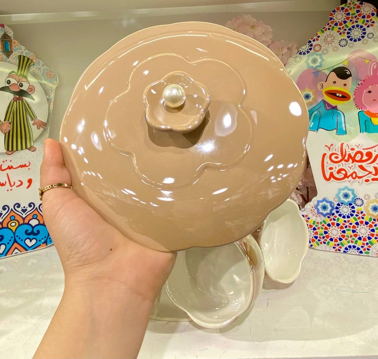 Rose-shaped soup set with a pearl