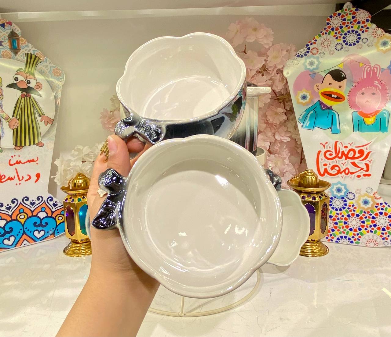 Rose-shaped soup set with a pearl