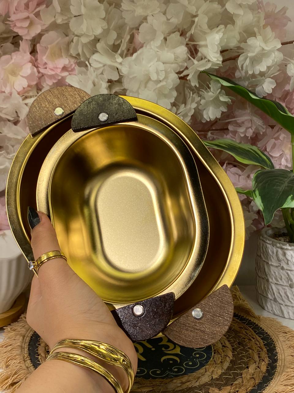 Elegant gold serving dish