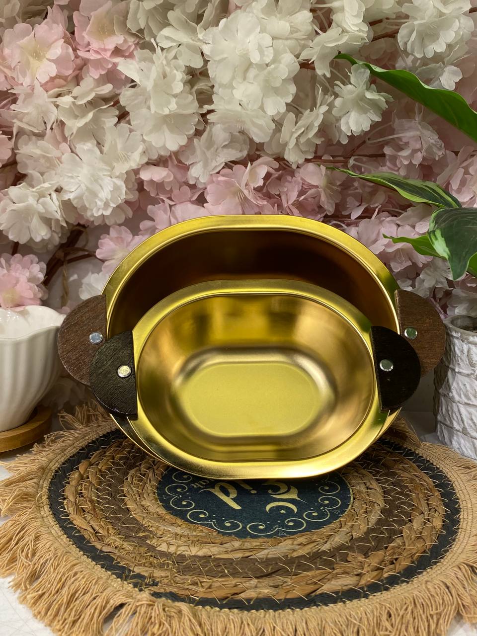 Elegant gold serving dish