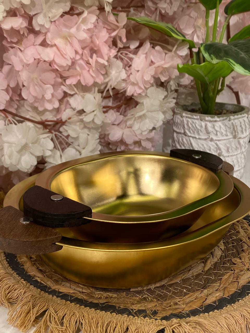 Elegant gold serving dish