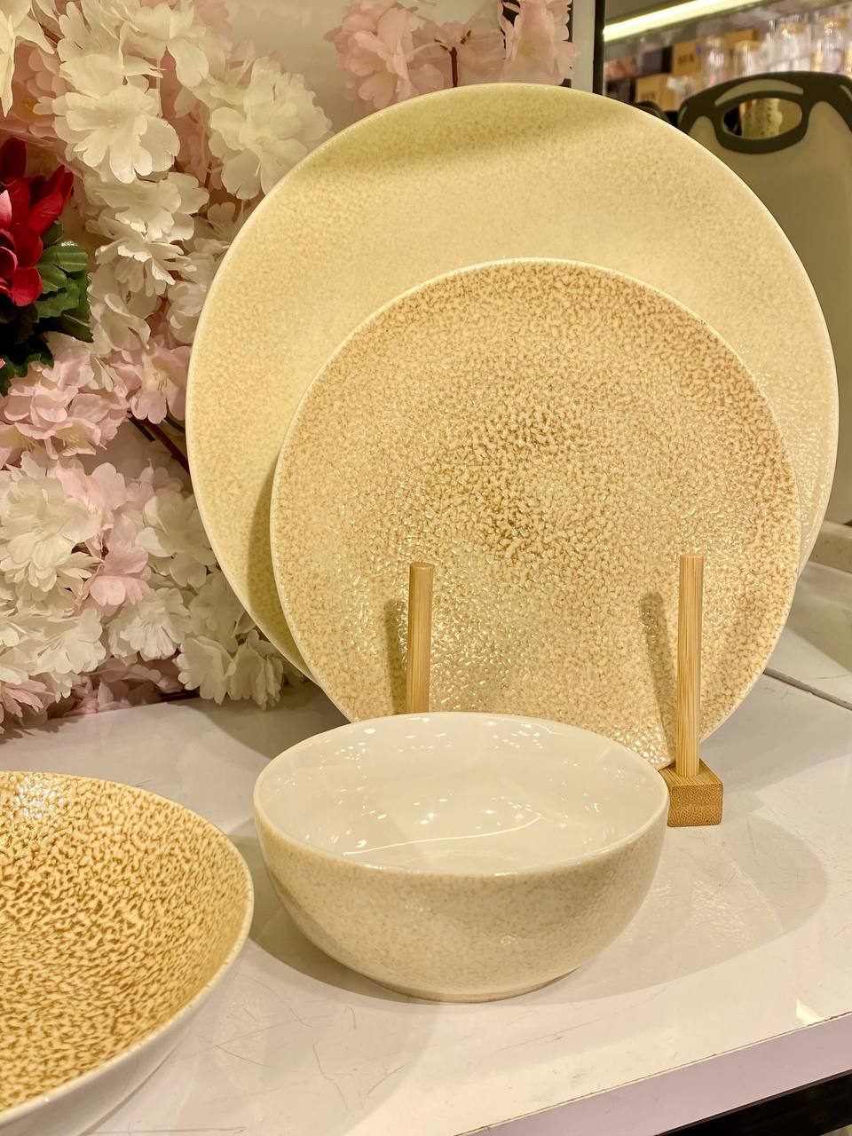 This comprehensive 25-piece dinnerware set