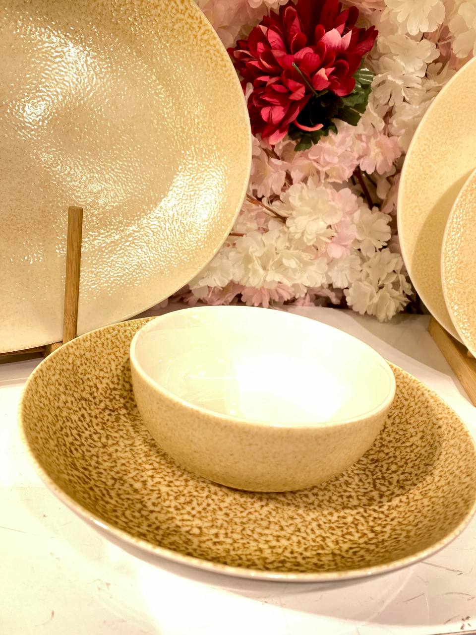 This comprehensive 25-piece dinnerware set