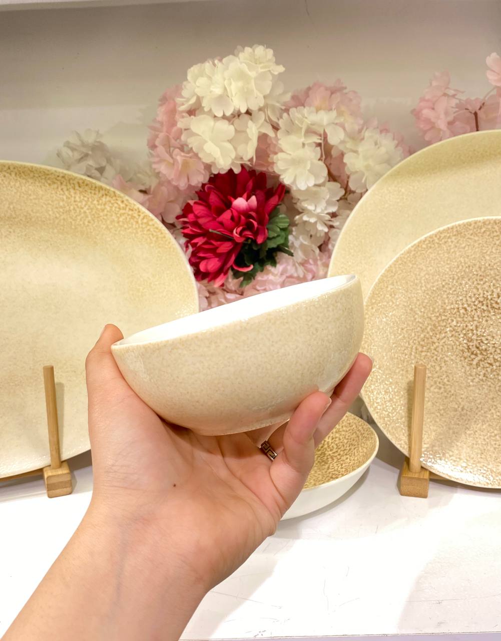 This comprehensive 25-piece dinnerware set