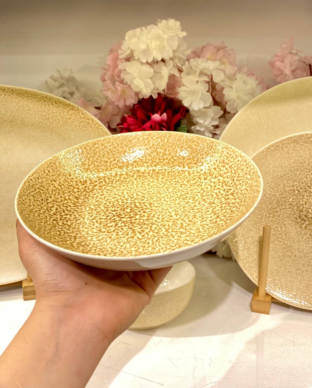 This comprehensive 25-piece dinnerware set