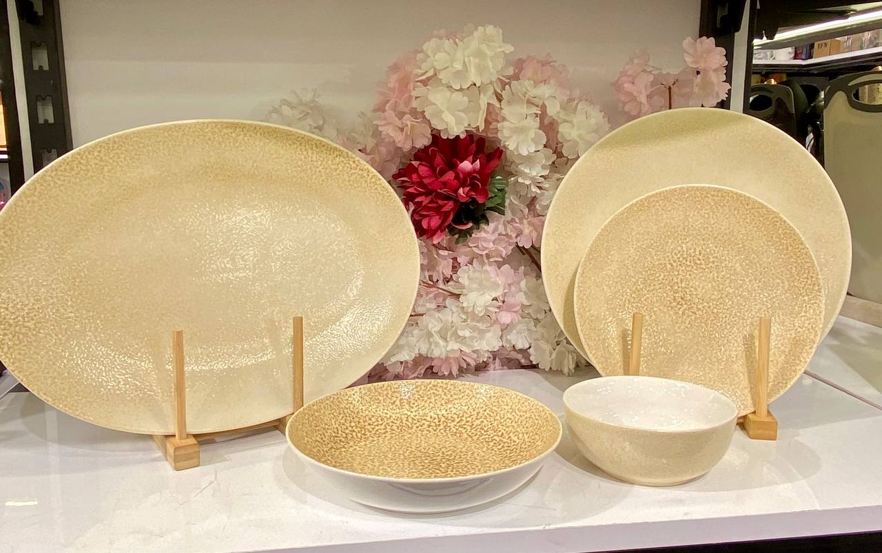 This comprehensive 25-piece dinnerware set