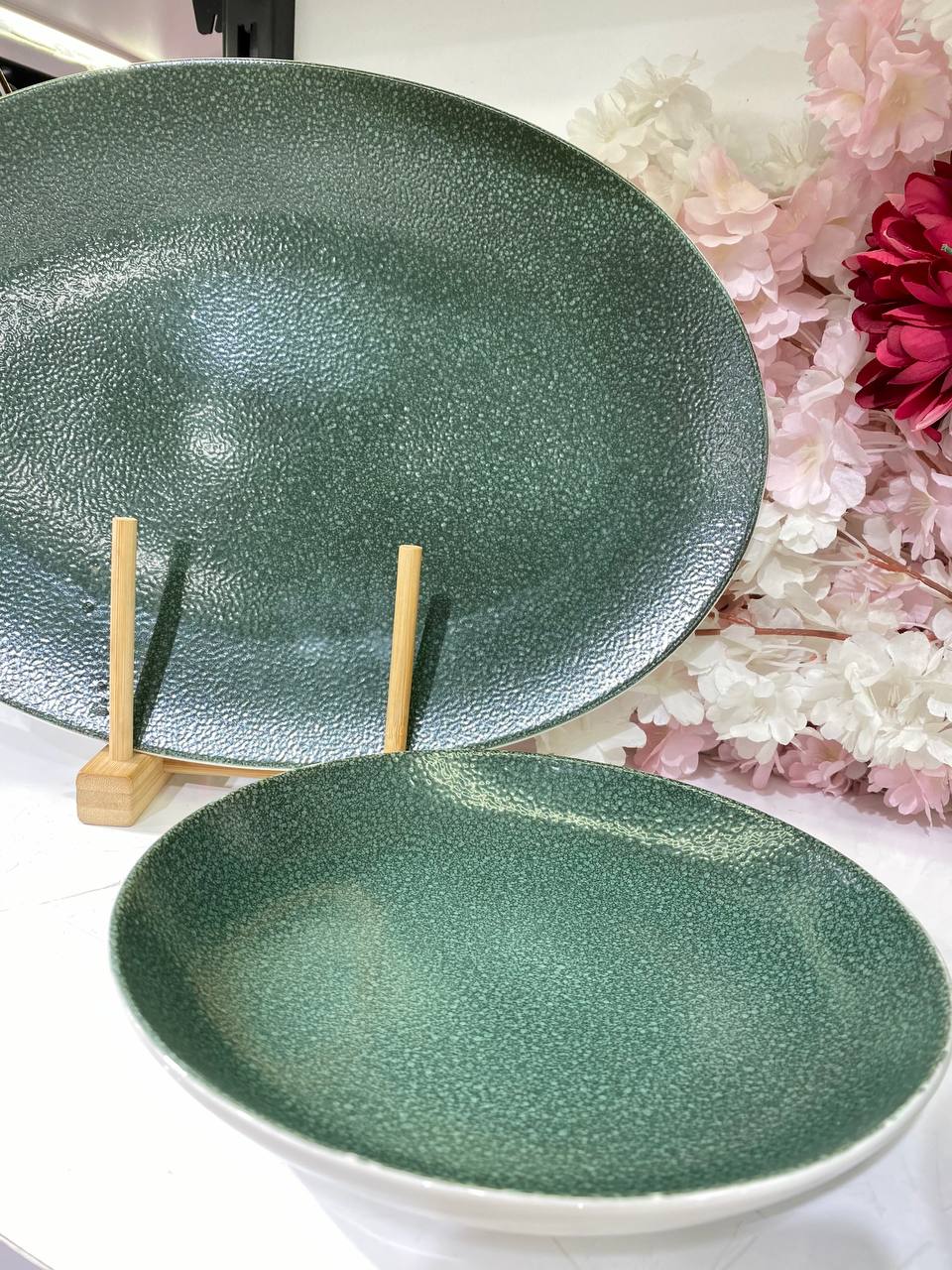 This comprehensive 25-piece dinnerware set