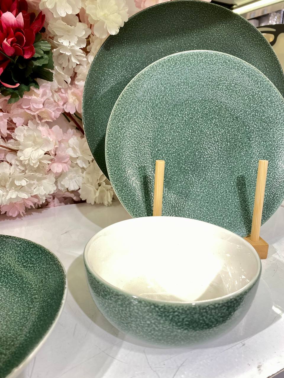 This comprehensive 25-piece dinnerware set