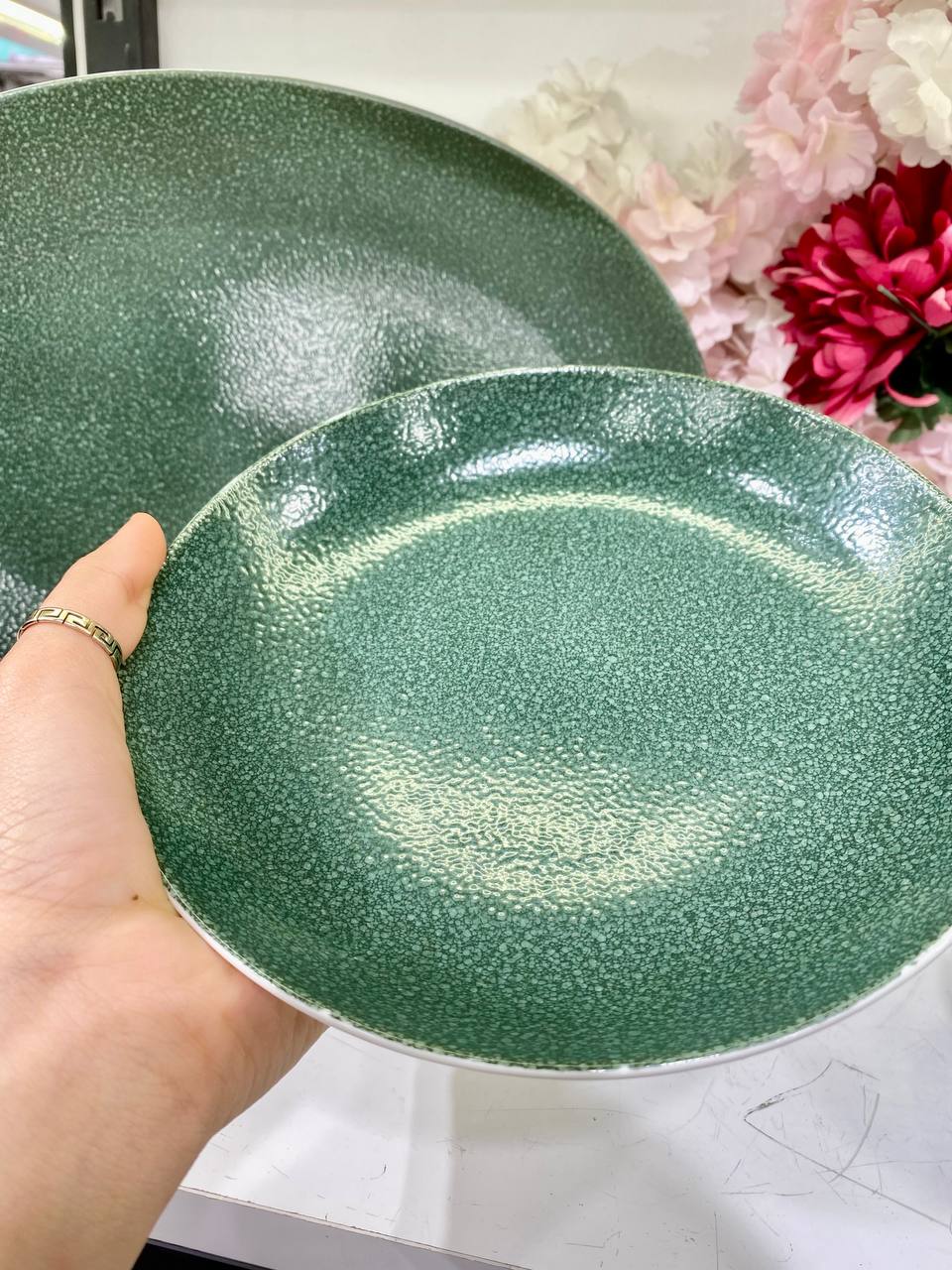 This comprehensive 25-piece dinnerware set