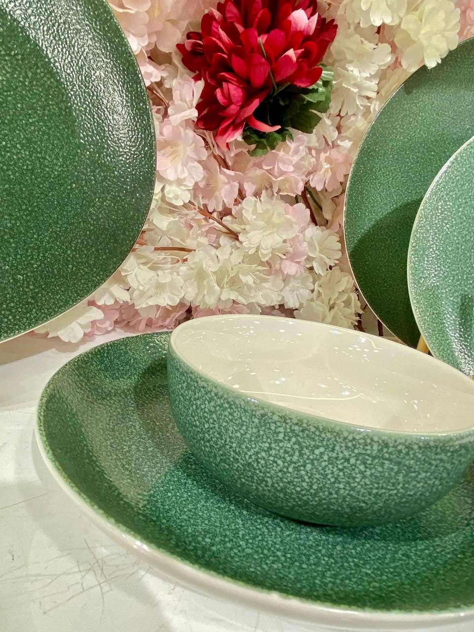 This comprehensive 25-piece dinnerware set