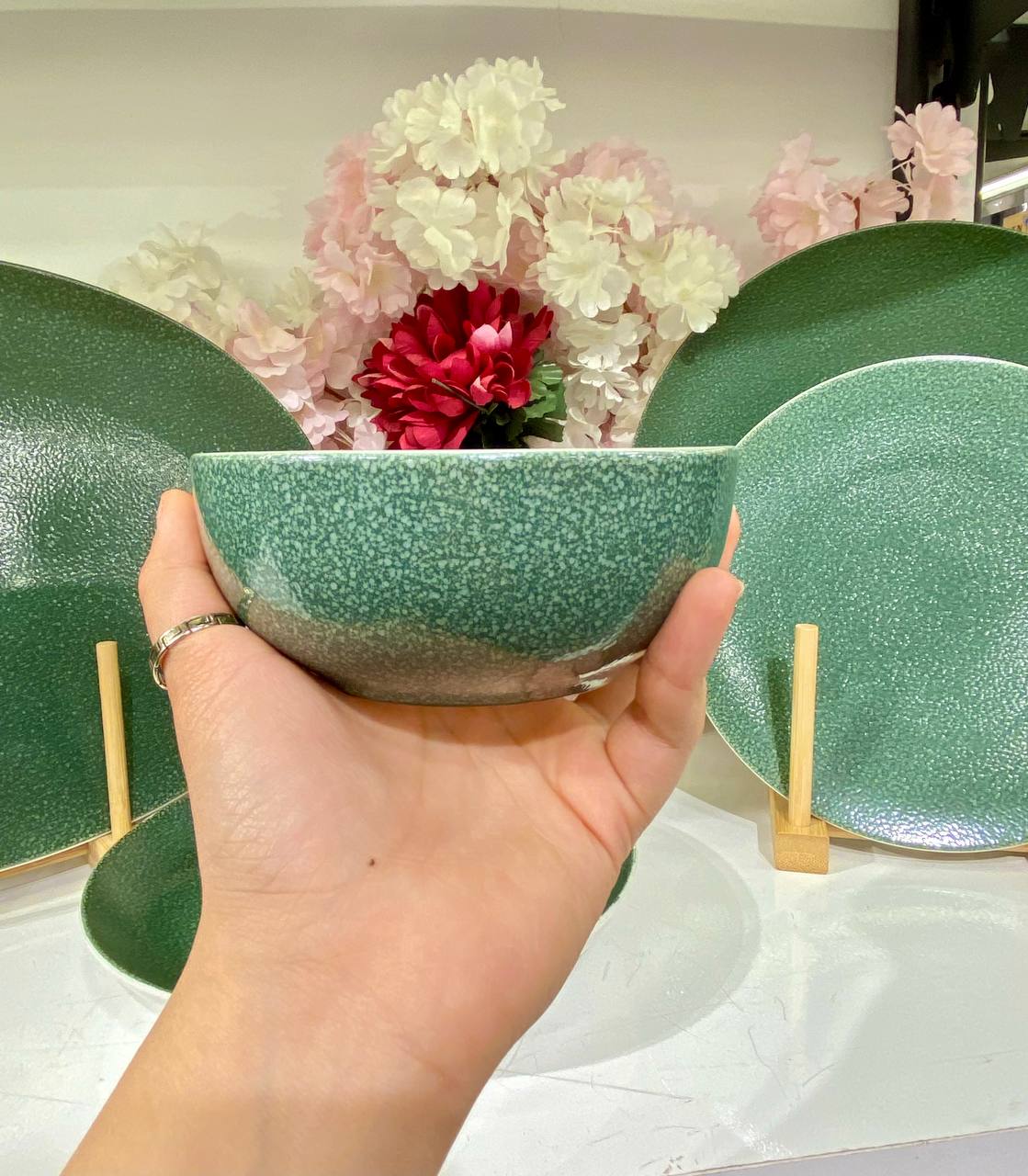 This comprehensive 25-piece dinnerware set