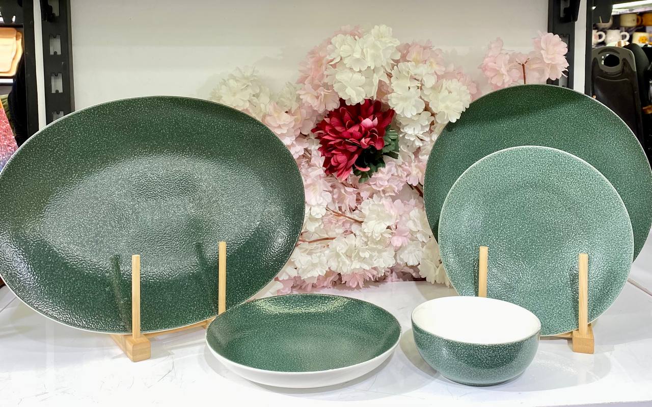 This comprehensive 25-piece dinnerware set