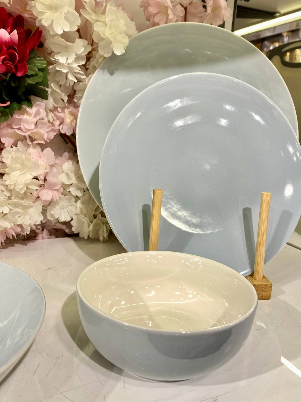 This comprehensive 25-piece dinnerware set