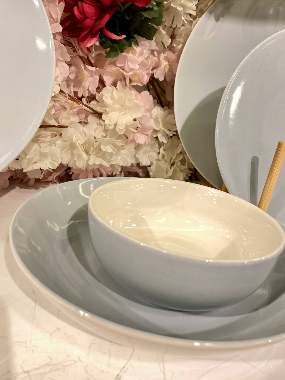 This comprehensive 25-piece dinnerware set