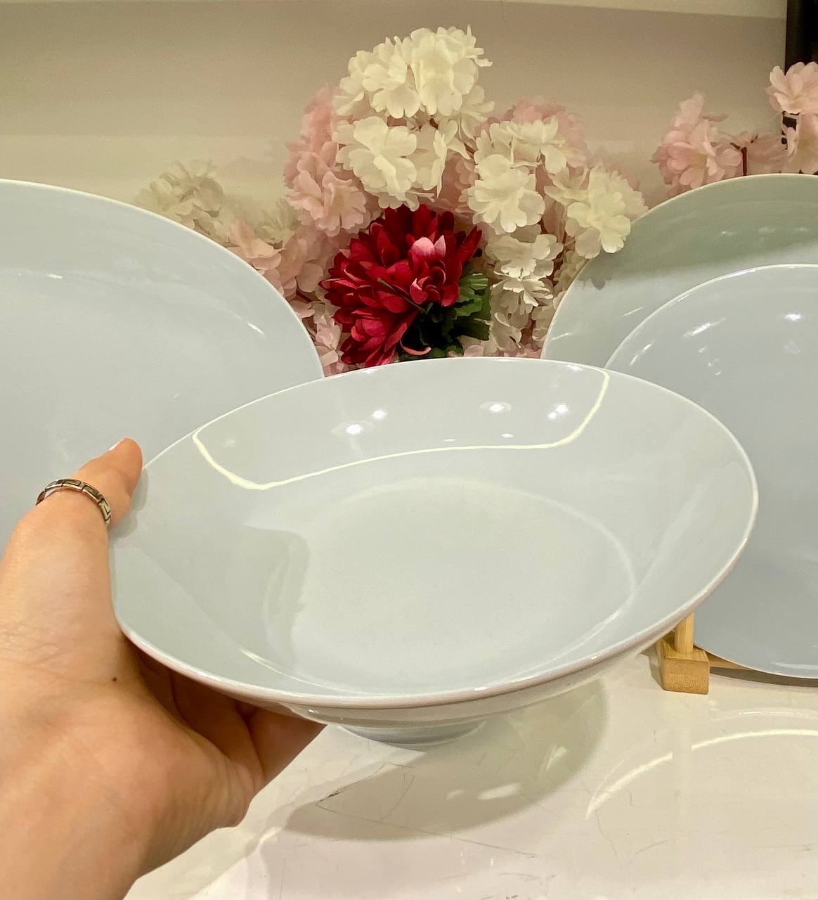 This comprehensive 25-piece dinnerware set