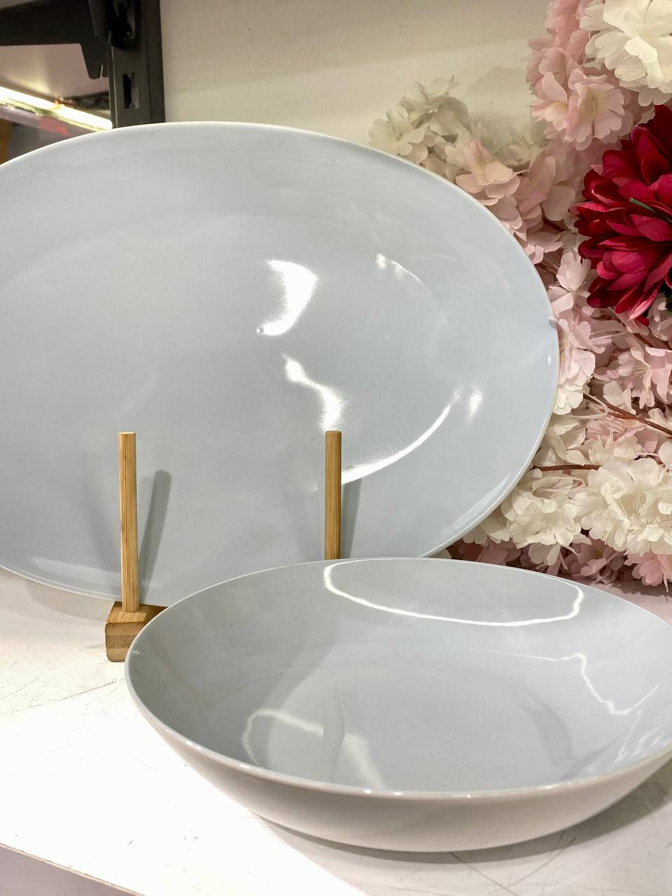 This comprehensive 25-piece dinnerware set