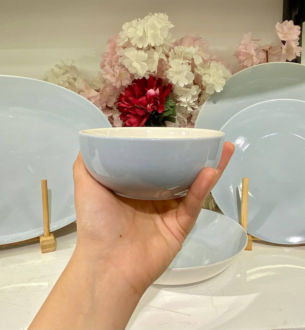 This comprehensive 25-piece dinnerware set