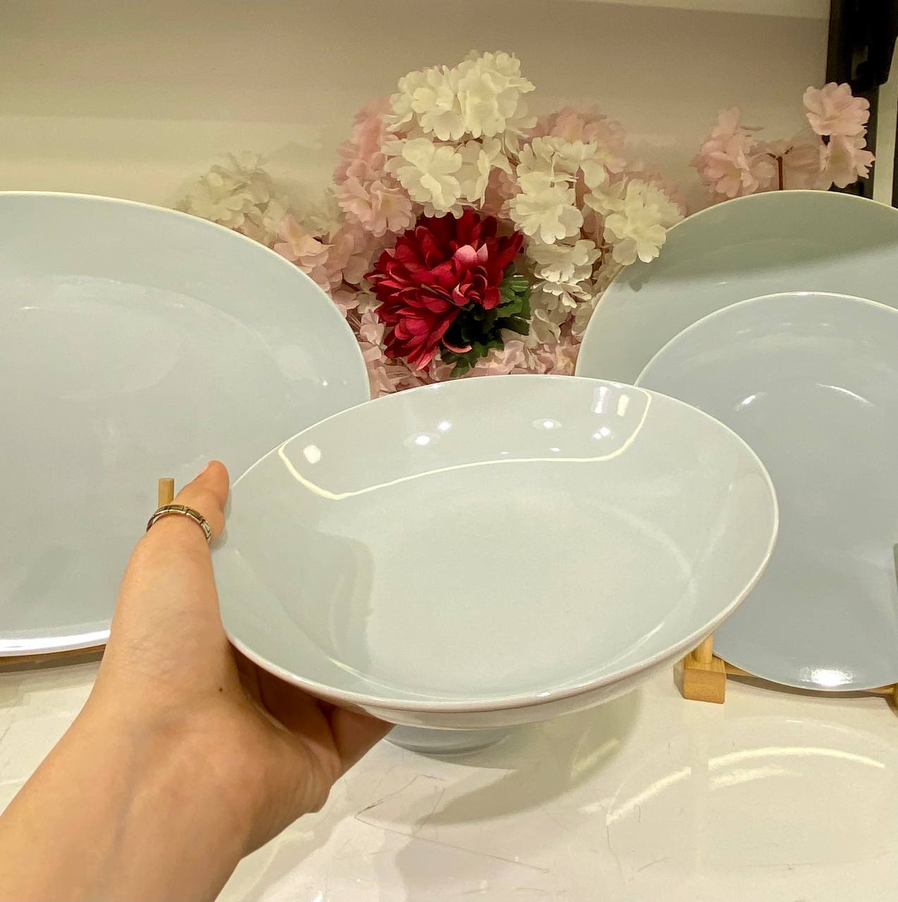 This comprehensive 25-piece dinnerware set