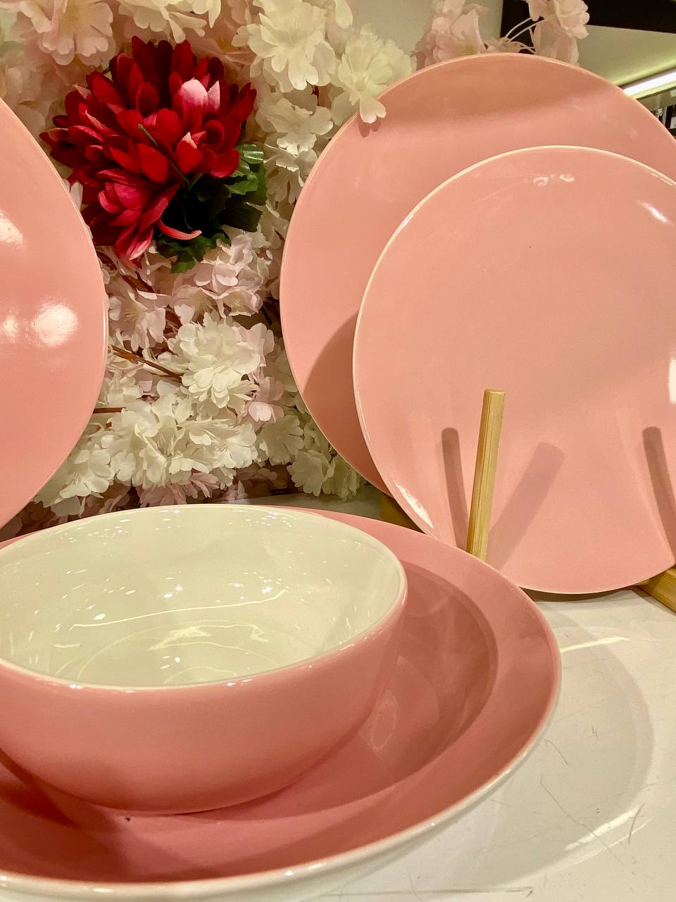 This comprehensive 25-piece dinnerware set