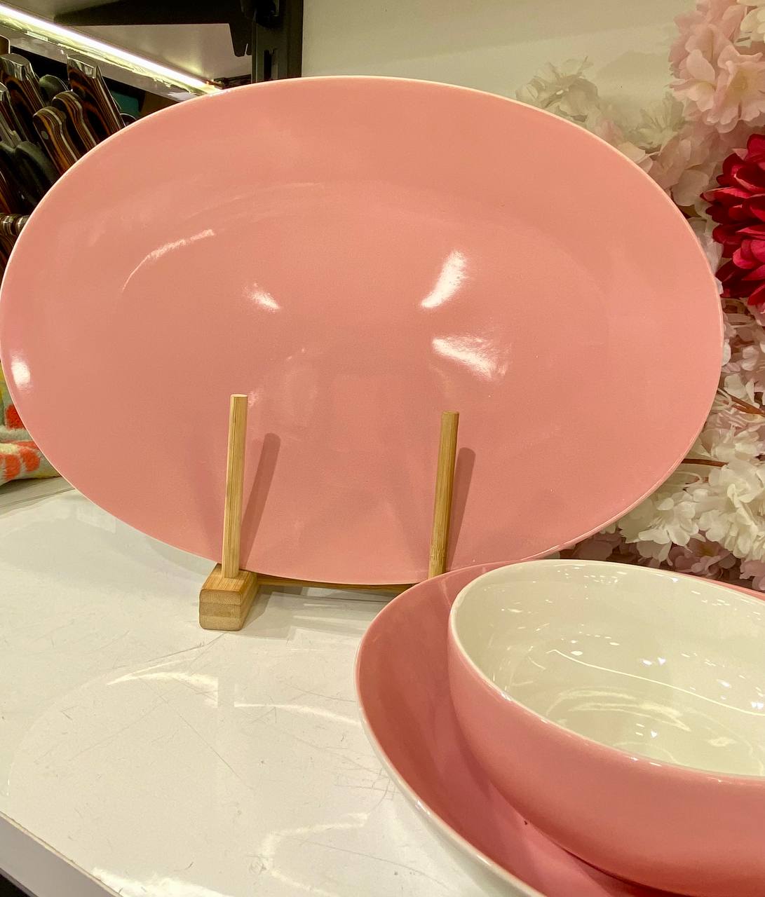 This comprehensive 25-piece dinnerware set