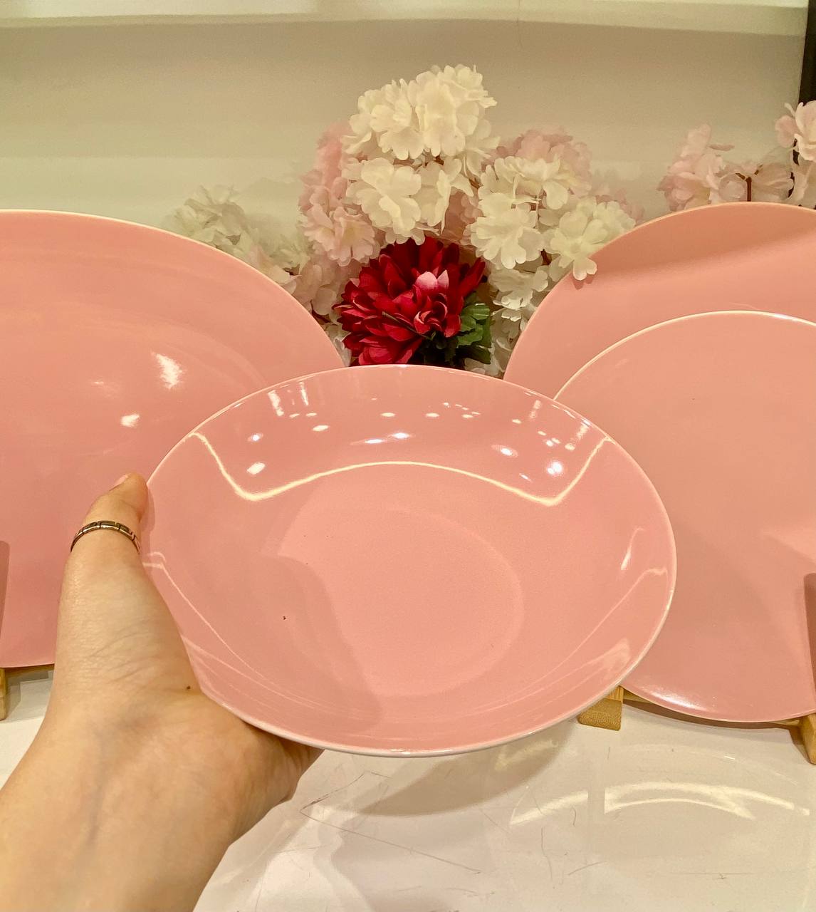 This comprehensive 25-piece dinnerware set