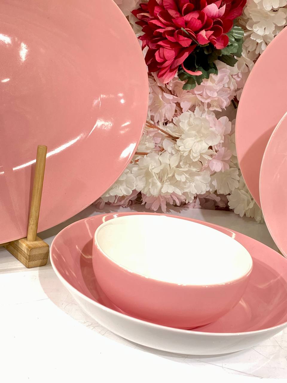 This comprehensive 25-piece dinnerware set