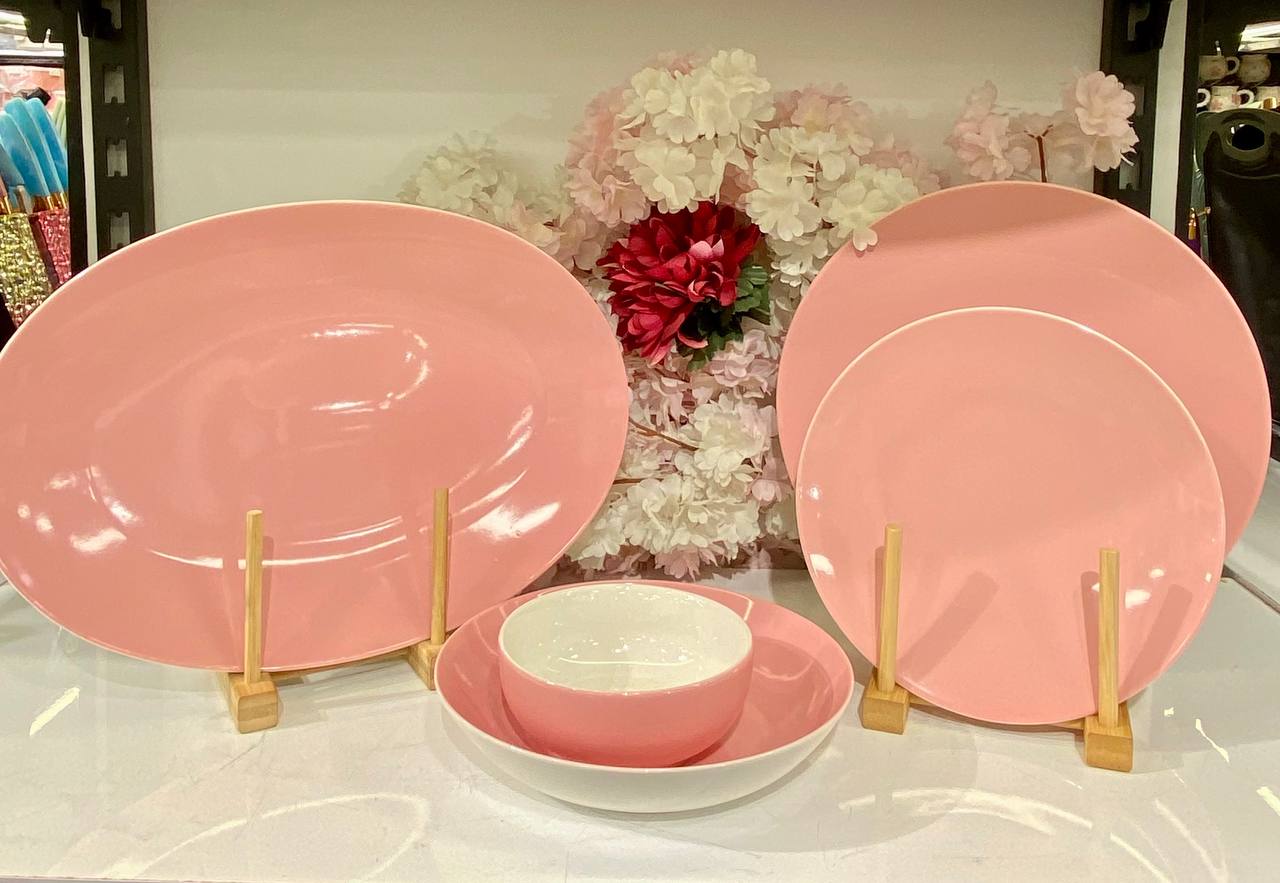 This comprehensive 25-piece dinnerware set