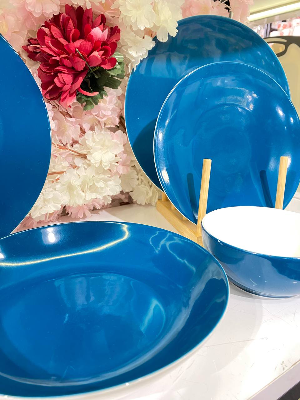 This comprehensive 25-piece dinnerware set