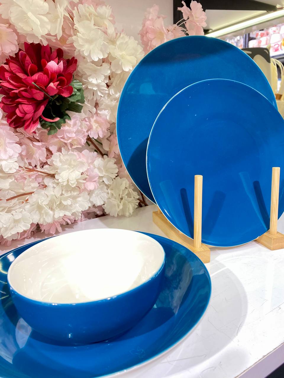 This comprehensive 25-piece dinnerware set