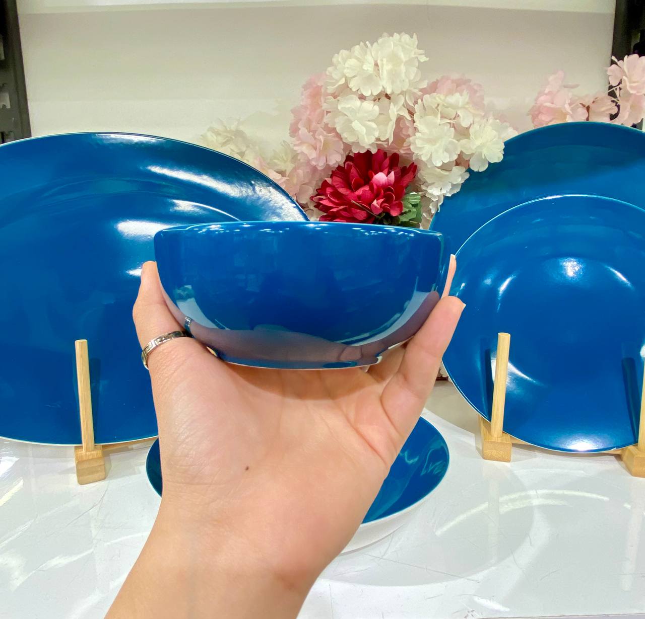 This comprehensive 25-piece dinnerware set