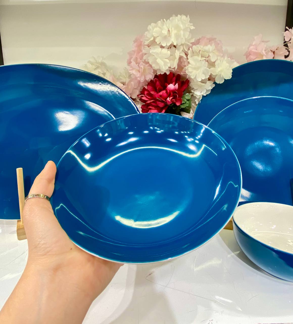 This comprehensive 25-piece dinnerware set