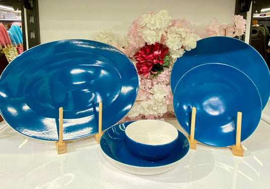 This comprehensive 25-piece dinnerware set